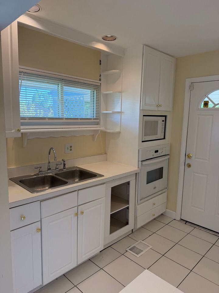 1275 Madeleine Cir - Photo 4 of 9