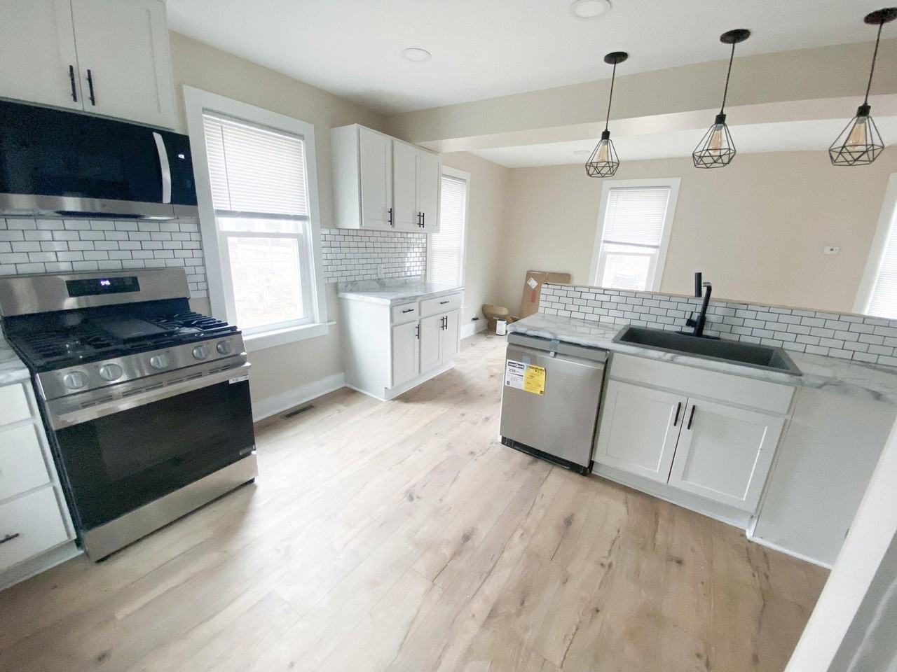 1616 Morton Ave - Photo 5 of 11
