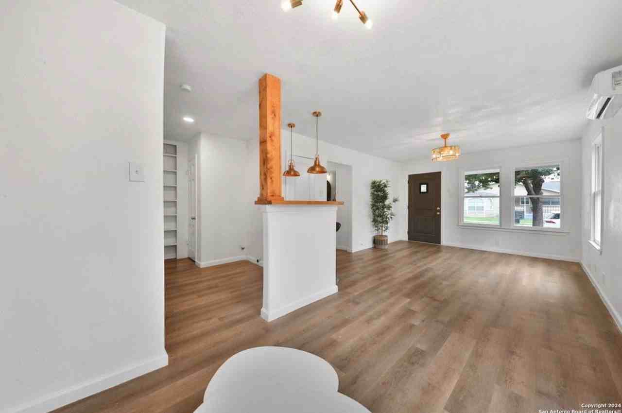 127 Burke Ave - Photo 5 of 13