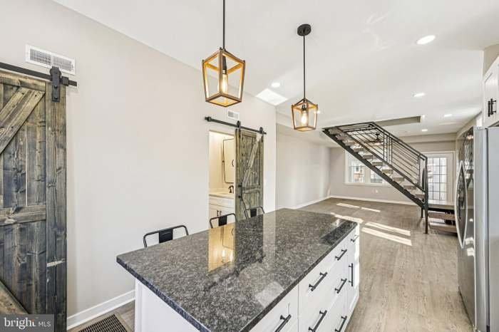 914 S 54th St - Photo 3 of 19