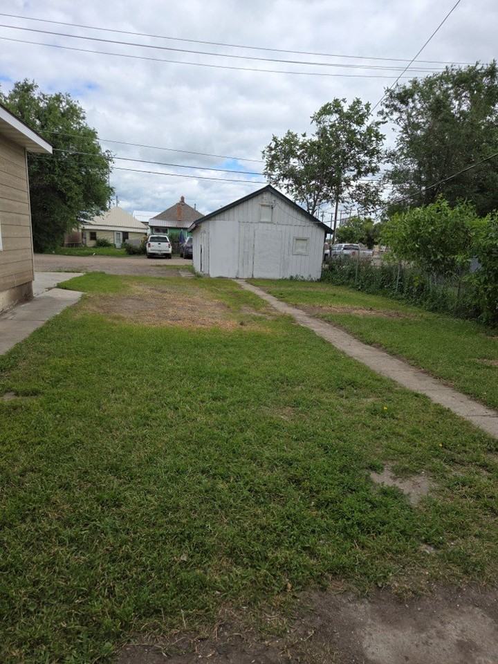 1035 2nd St - Photo 4 of 14