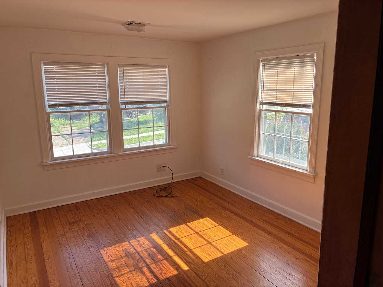 215 W Jasper St - Photo 4 of 11