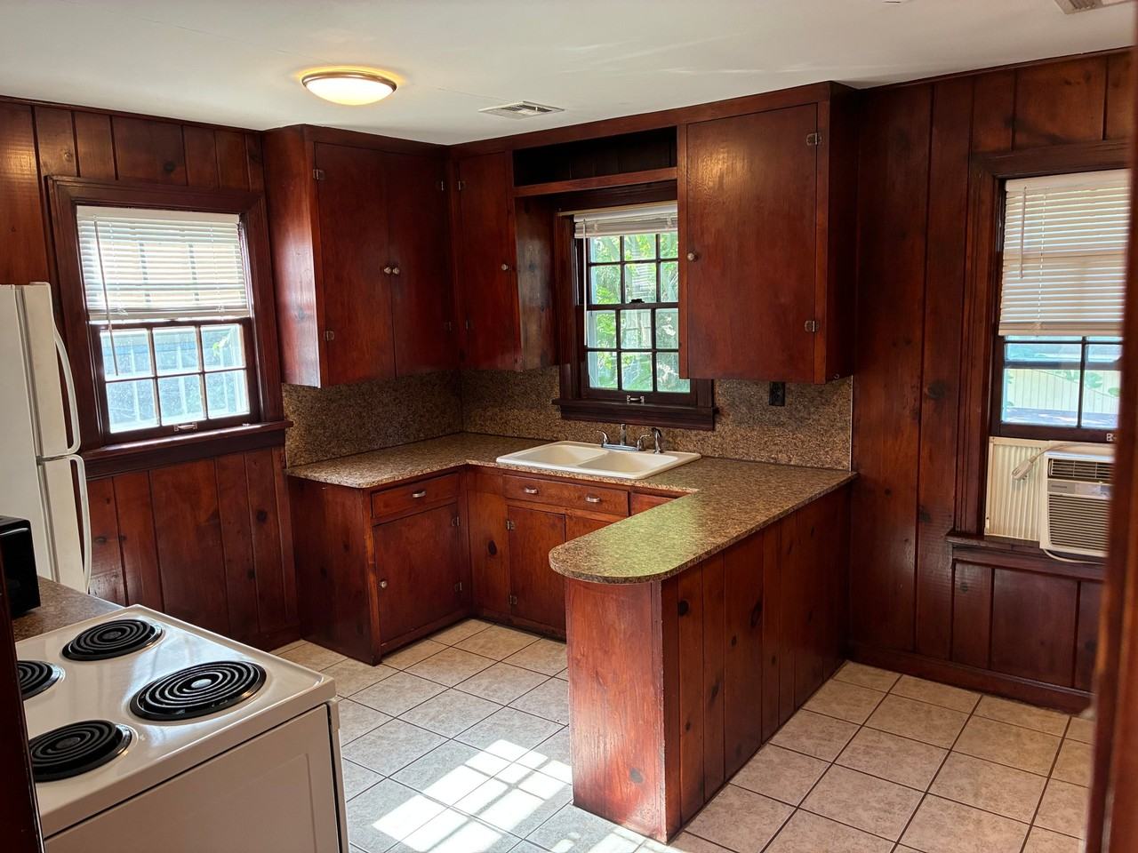 215 W Jasper St - Photo 5 of 11