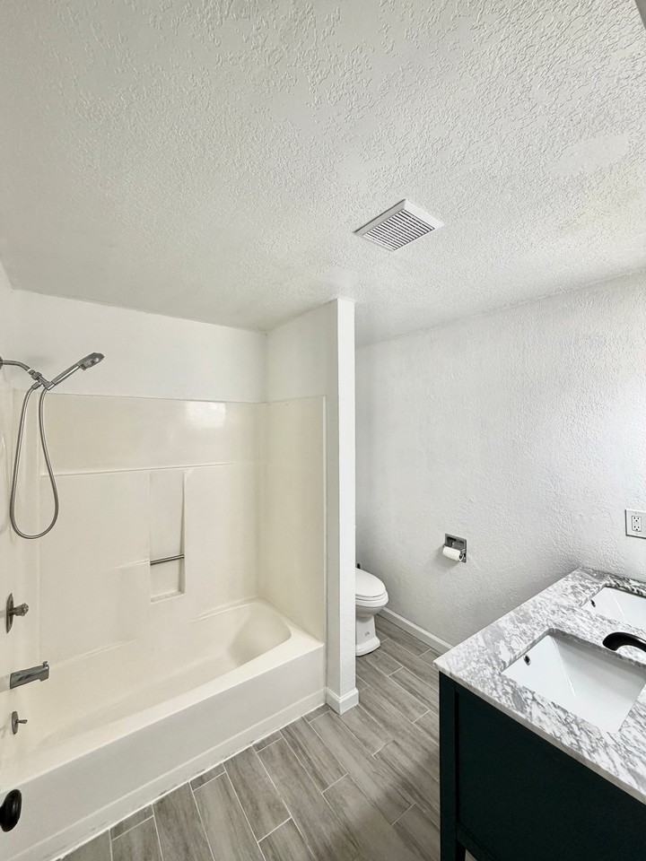 12507 42nd Ave Ne - Photo 2 of 5
