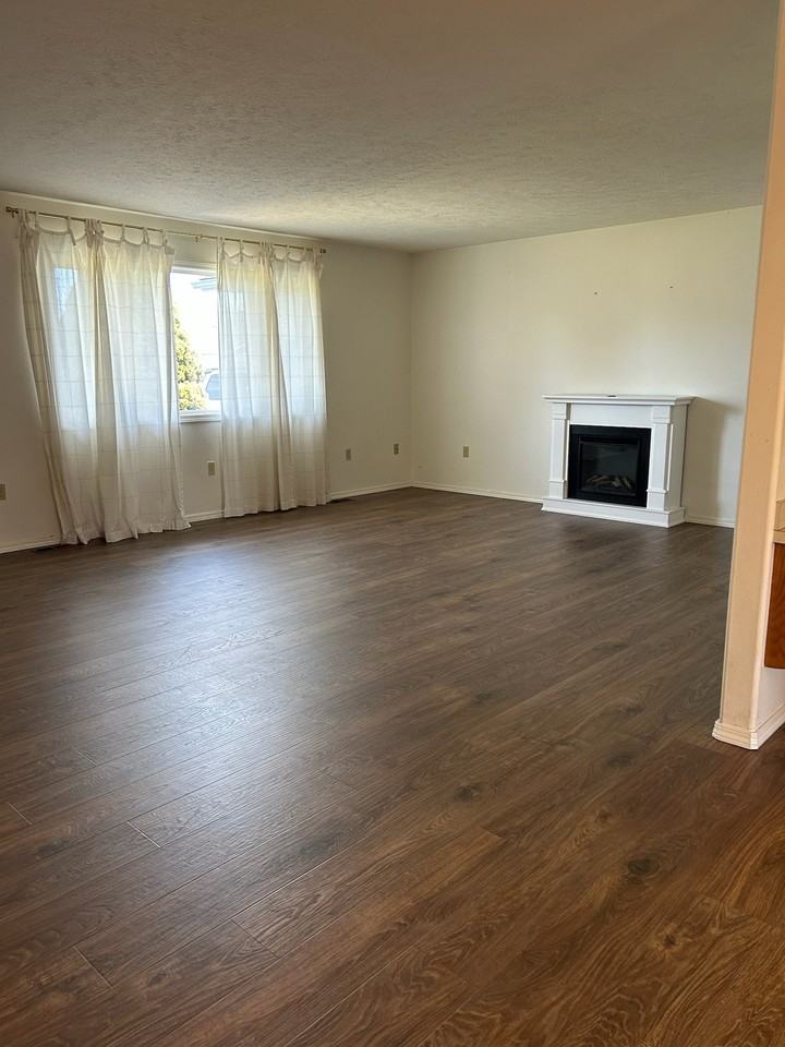 654 E Maple Pl - Photo 3 of 18