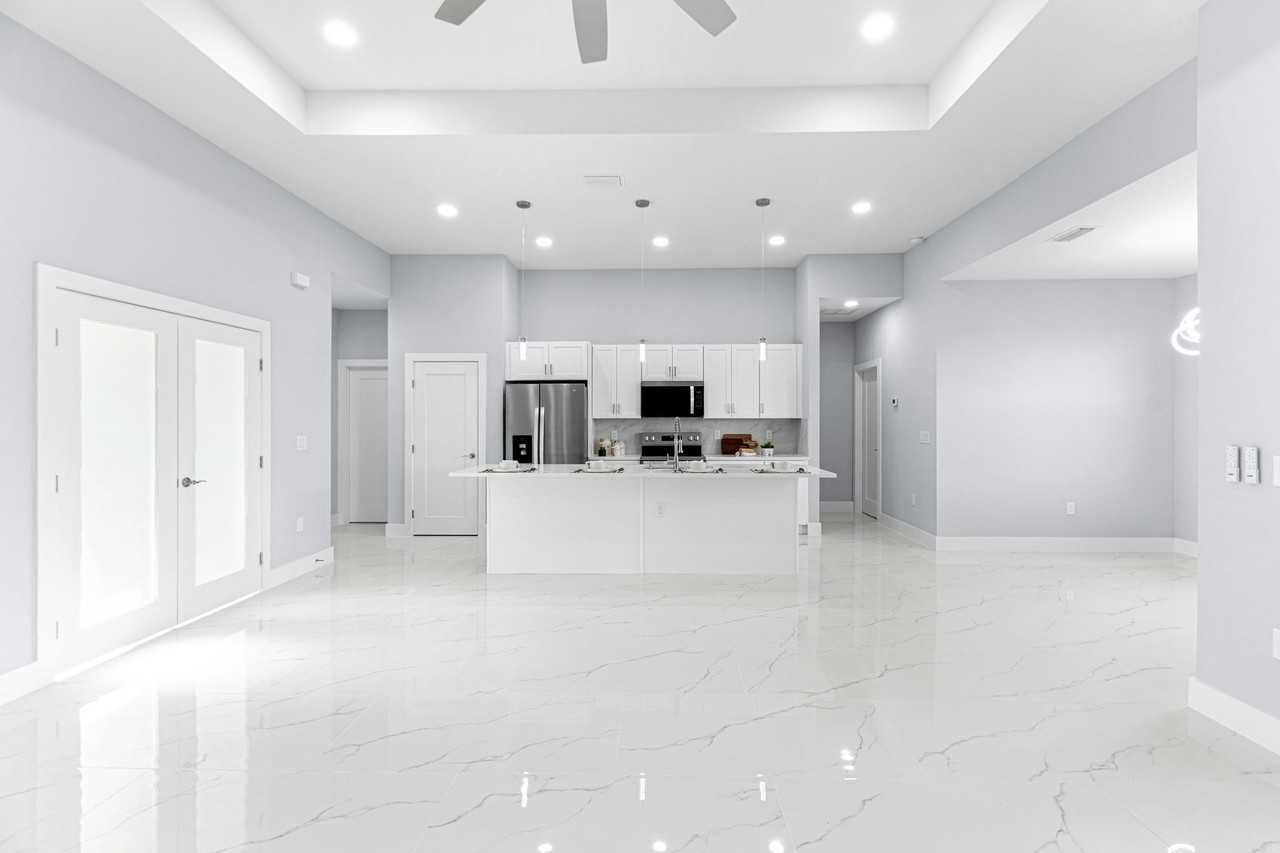 435 Poplar St - Photo 3 of 13