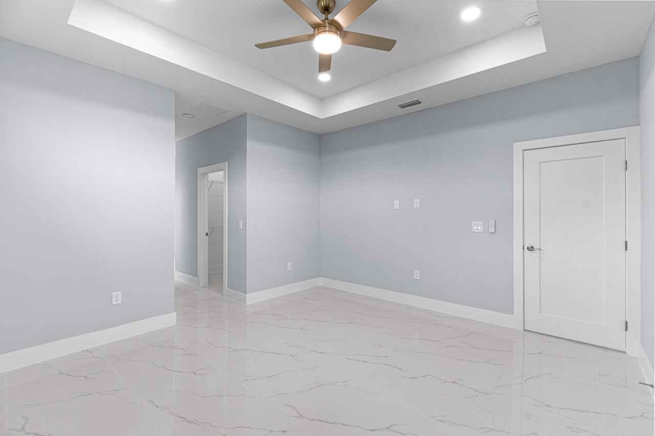 435 Poplar St - Photo 7 of 13