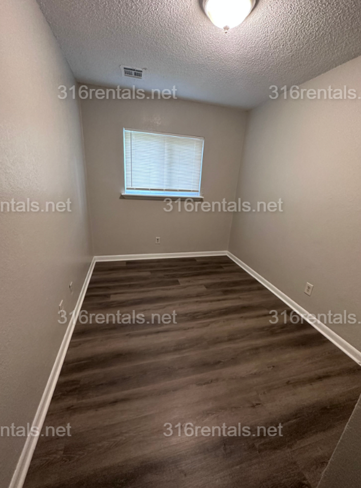 1544 E 17th St N - Photo 3 of 6