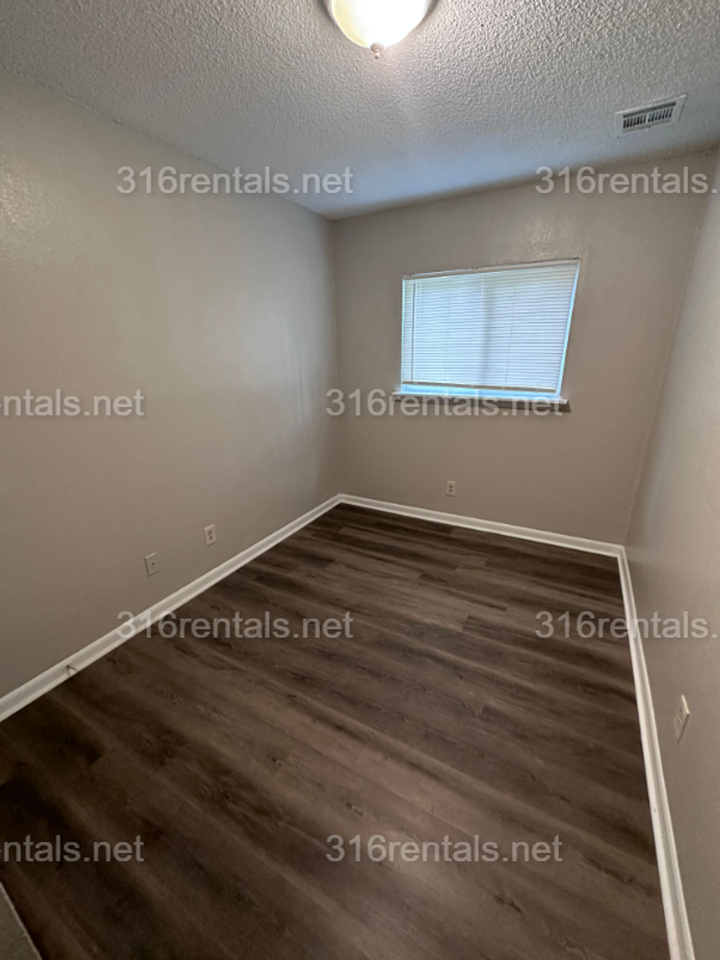 1544 E 17th St N - Photo 4 of 6