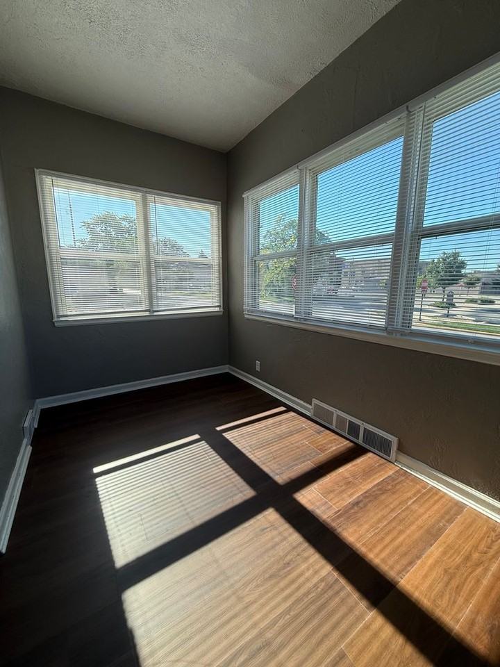 601 N Main St - Photo 4 of 5