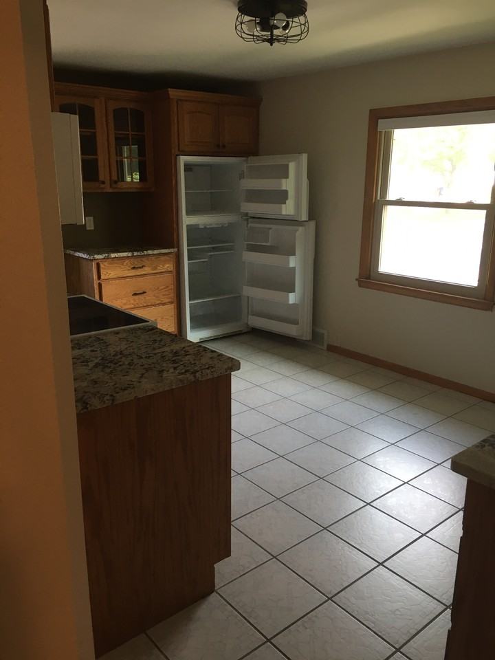 560 Kelly St - Photo 5 of 11