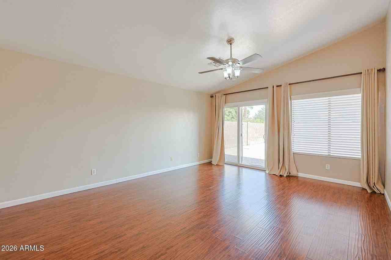 8747 W Adam Ave - Photo 5 of 34