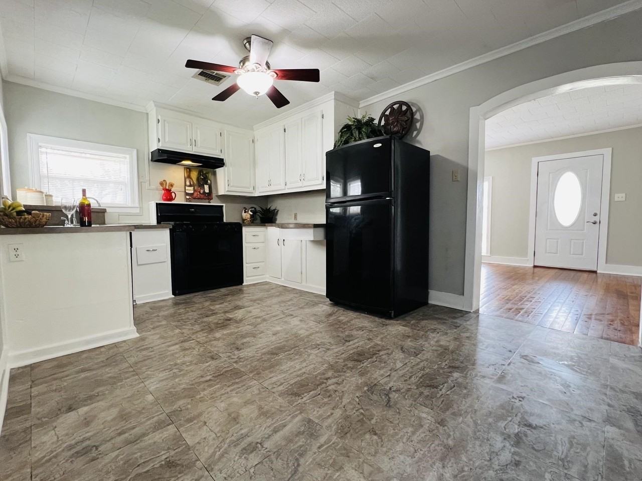 1118 Academy St - Photo 4 of 11