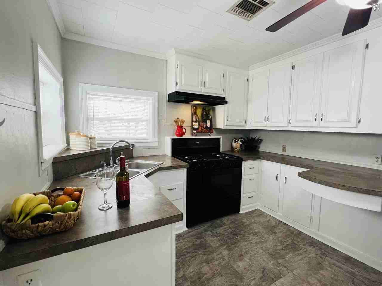 1118 Academy St - Photo 5 of 11