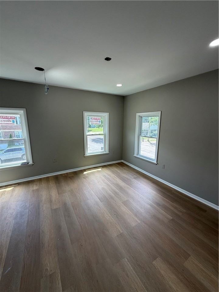 352 Walnut St - Photo 4 of 5