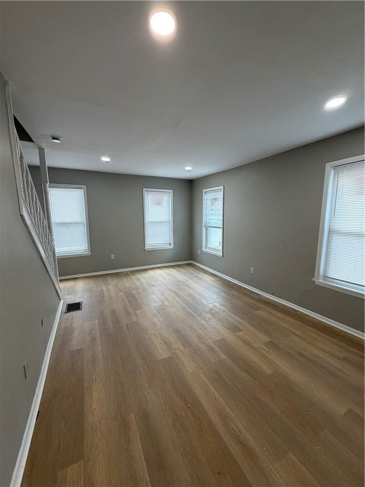 352 Walnut St - Photo 5 of 5