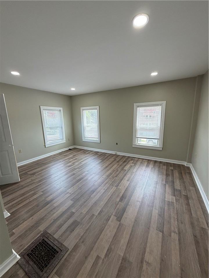 470 W 1st St - Photo 5 of 6