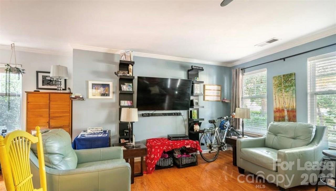 525 E 37th St - Photo 3 of 21
