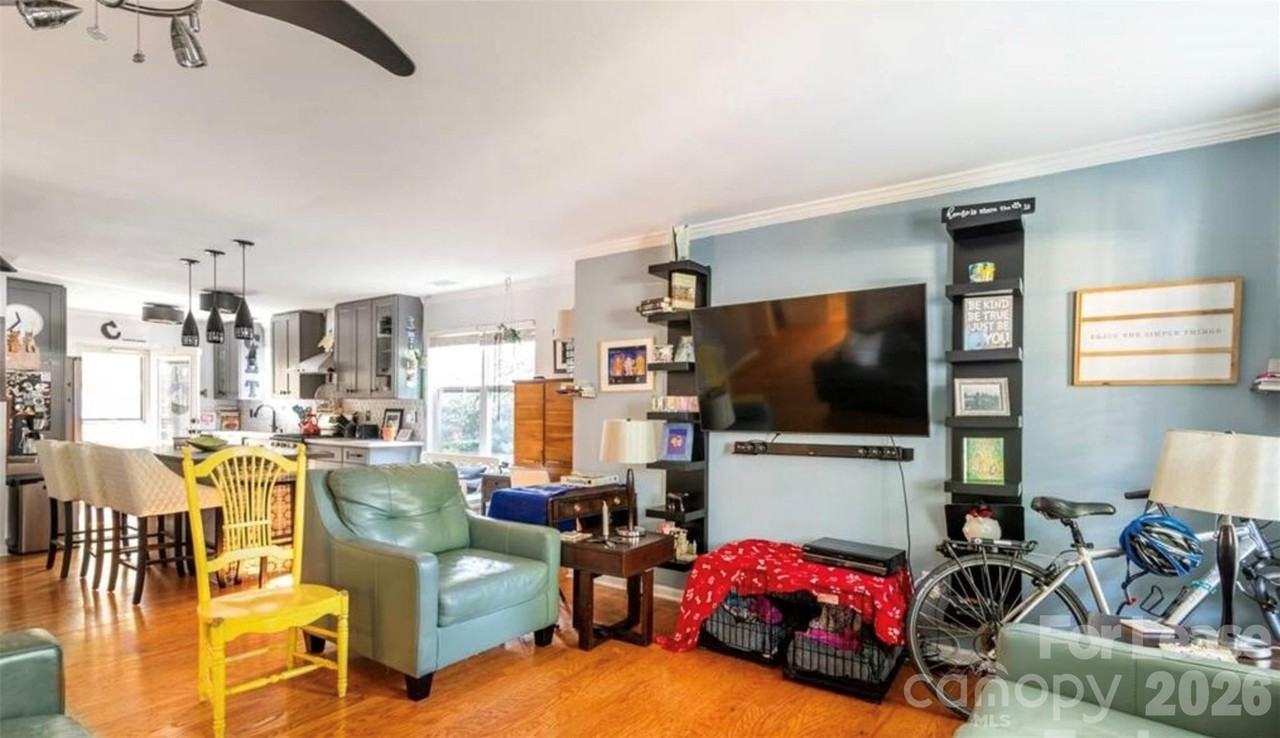 525 E 37th St - Photo 4 of 21