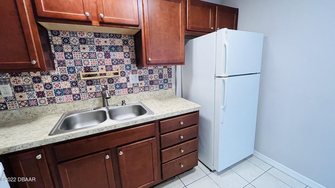 732 N Halifax Ave #402 - Photo 5 of 26