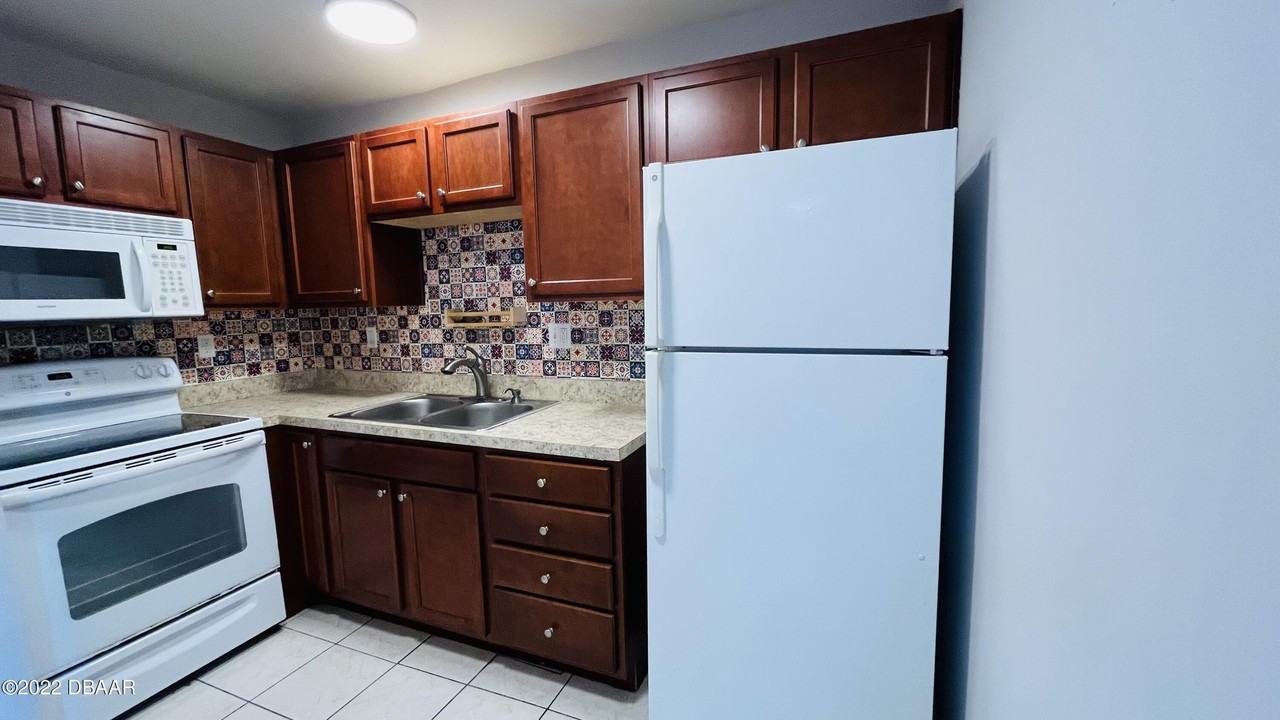 732 N Halifax Ave #402 - Photo 6 of 26