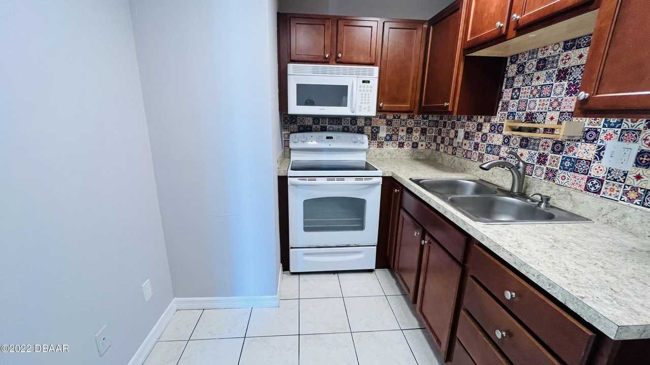 732 N Halifax Ave #402 - Photo 7 of 26