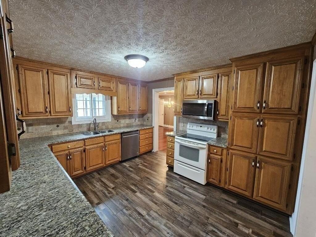 1505 Old Loganville Rd - Photo 6 of 46