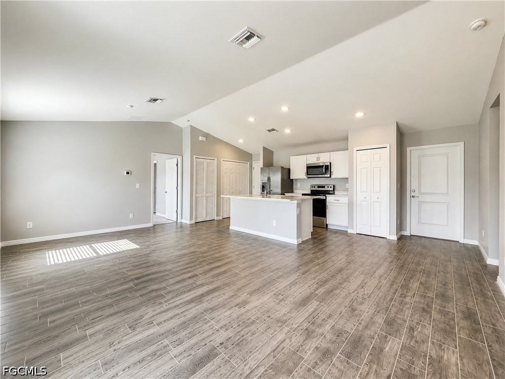 2728 Ne 5th Pl - Photo 4 of 24