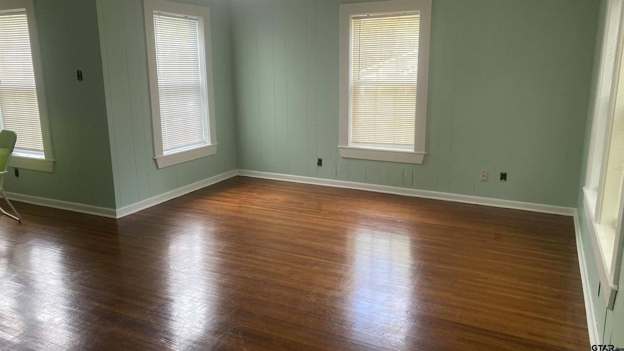908 W 6th St - Photo 2 of 16