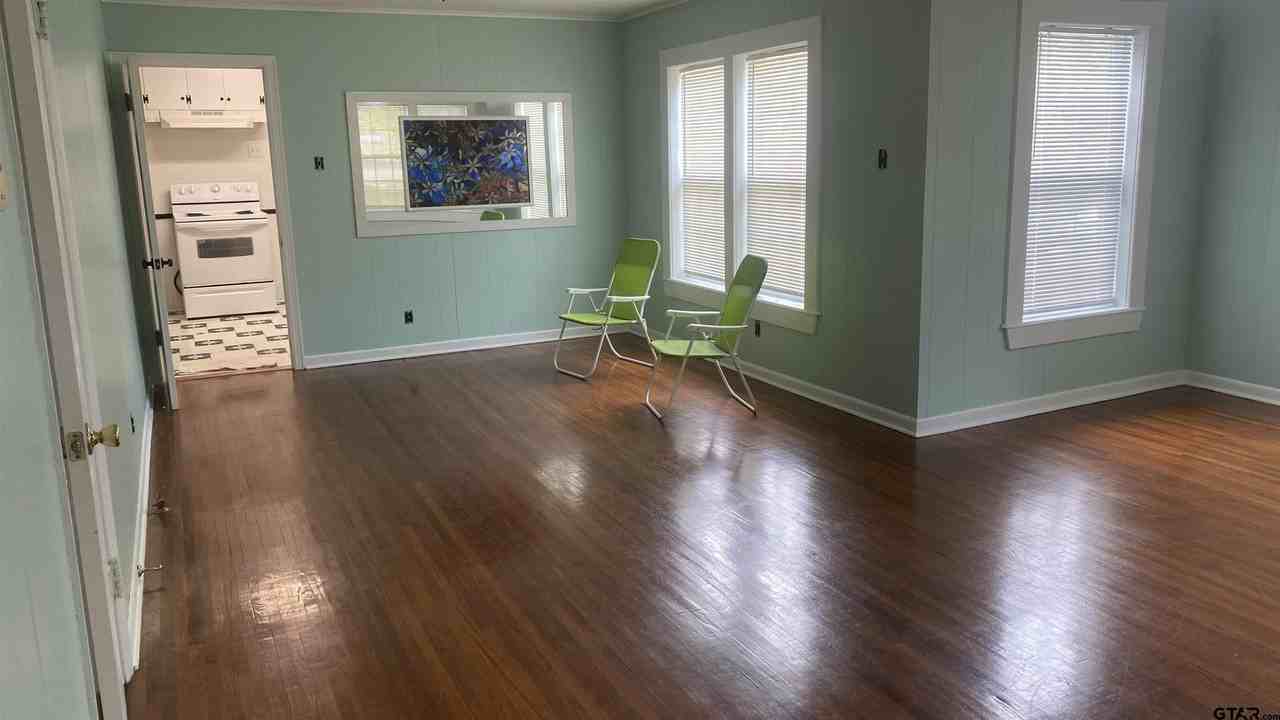 908 W 6th St - Photo 3 of 16
