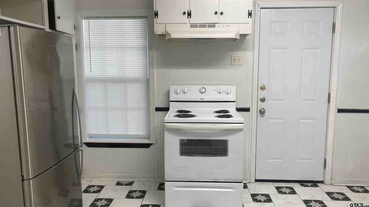 908 W 6th St - Photo 5 of 16