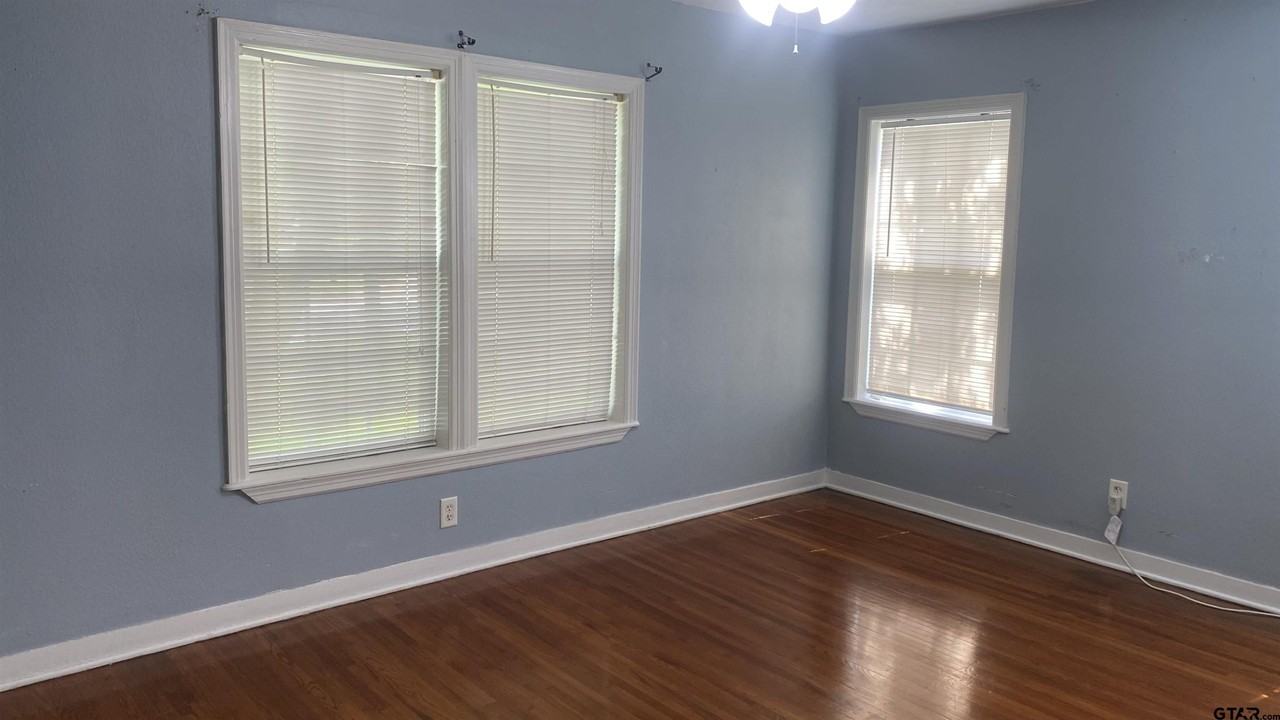 908 W 6th St - Photo 6 of 16