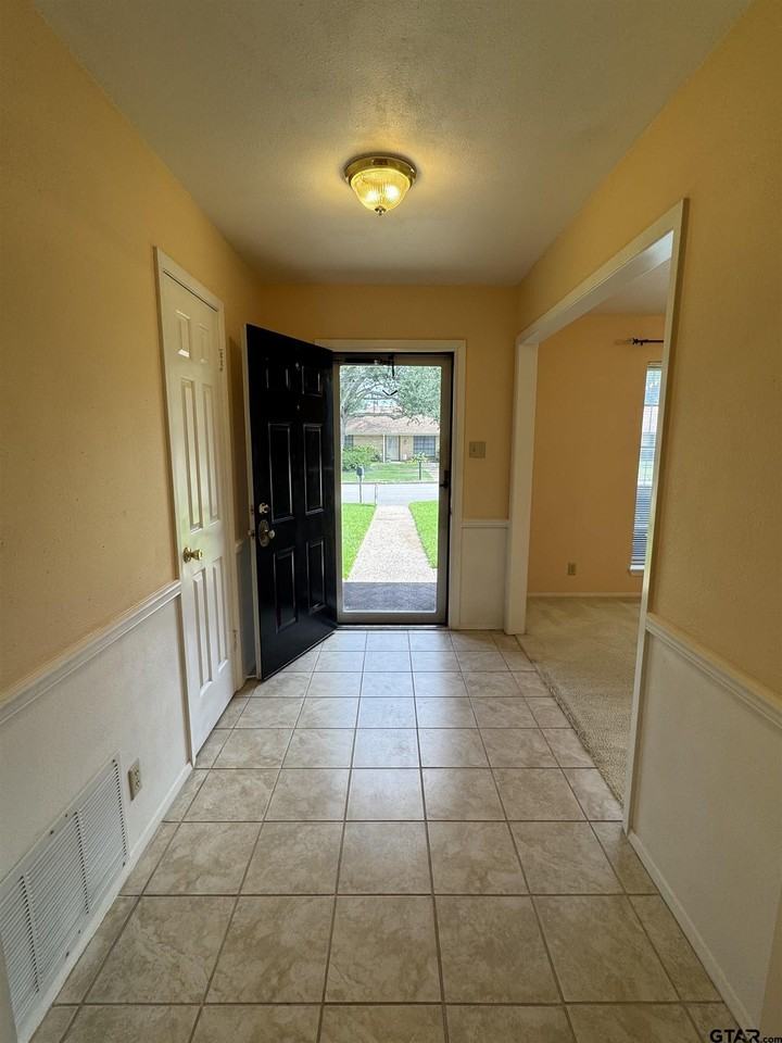 1311 Larkspur Ln - Photo 2 of 16