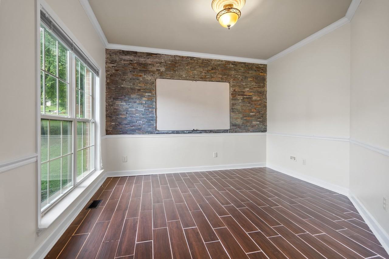 1004 Austin Ct - Photo 6 of 35