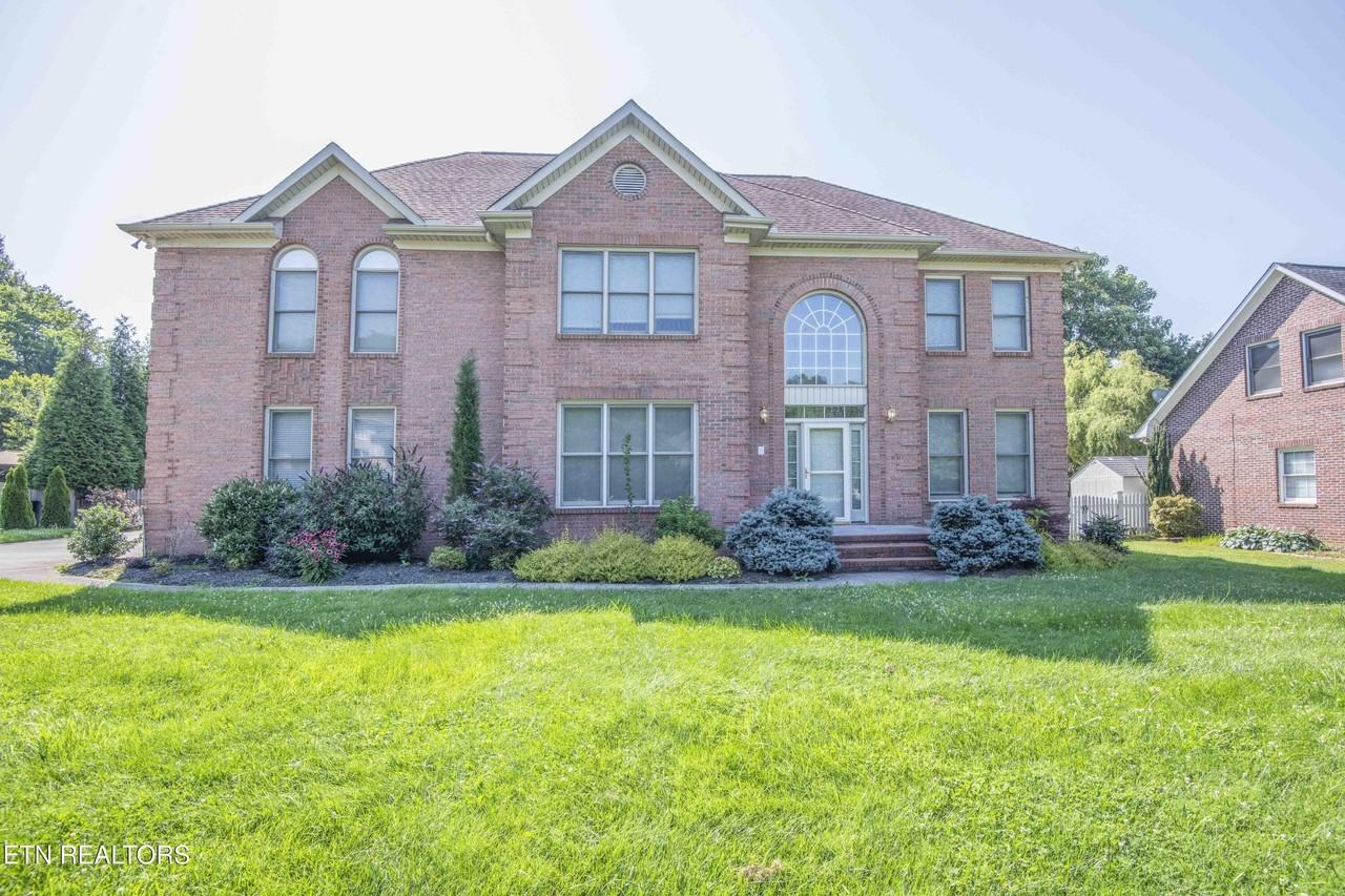 10710 Eagle Glen Dr - Photo 2 of 50