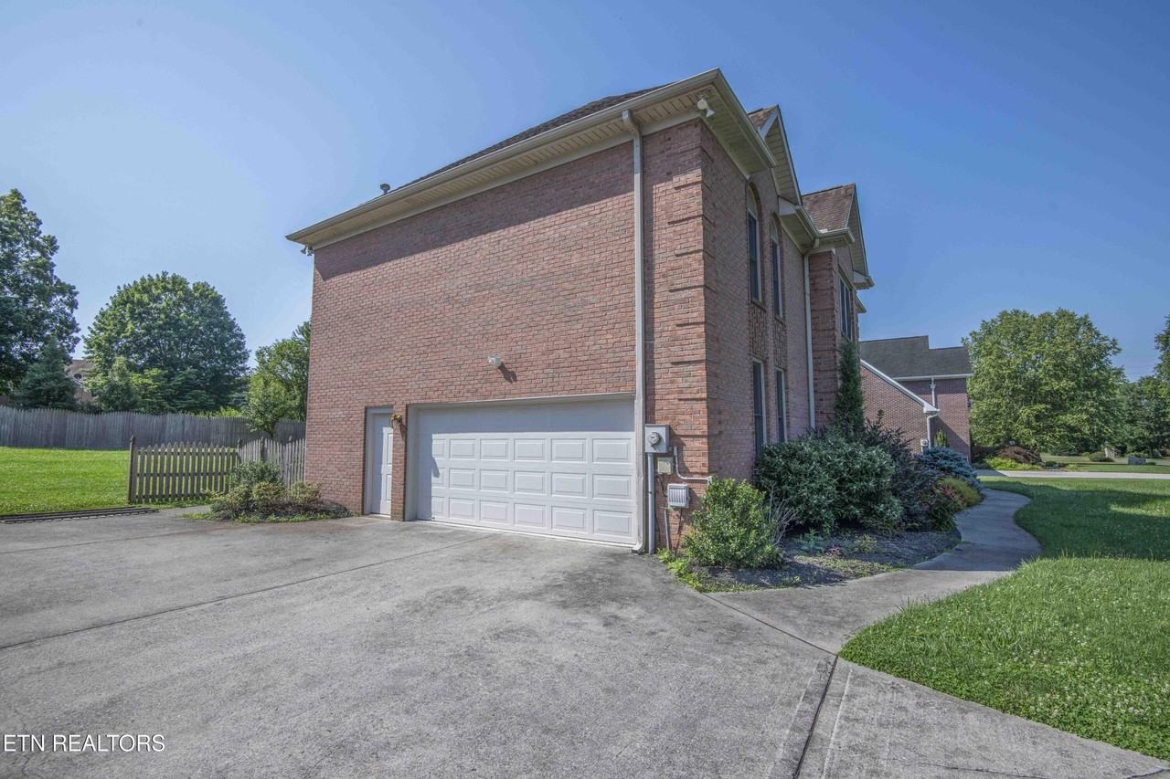 10710 Eagle Glen Dr - Photo 3 of 50