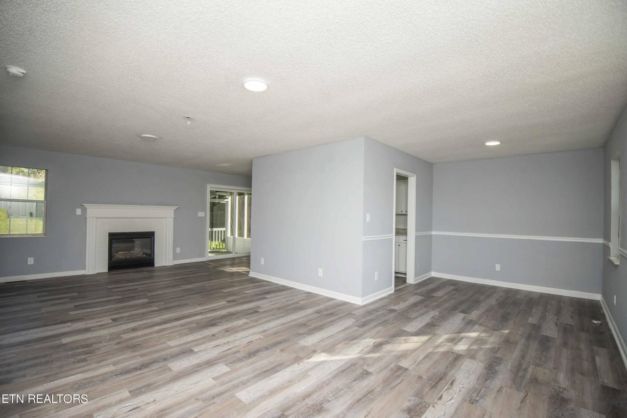 1109 E Emory Rd - Photo 5 of 42