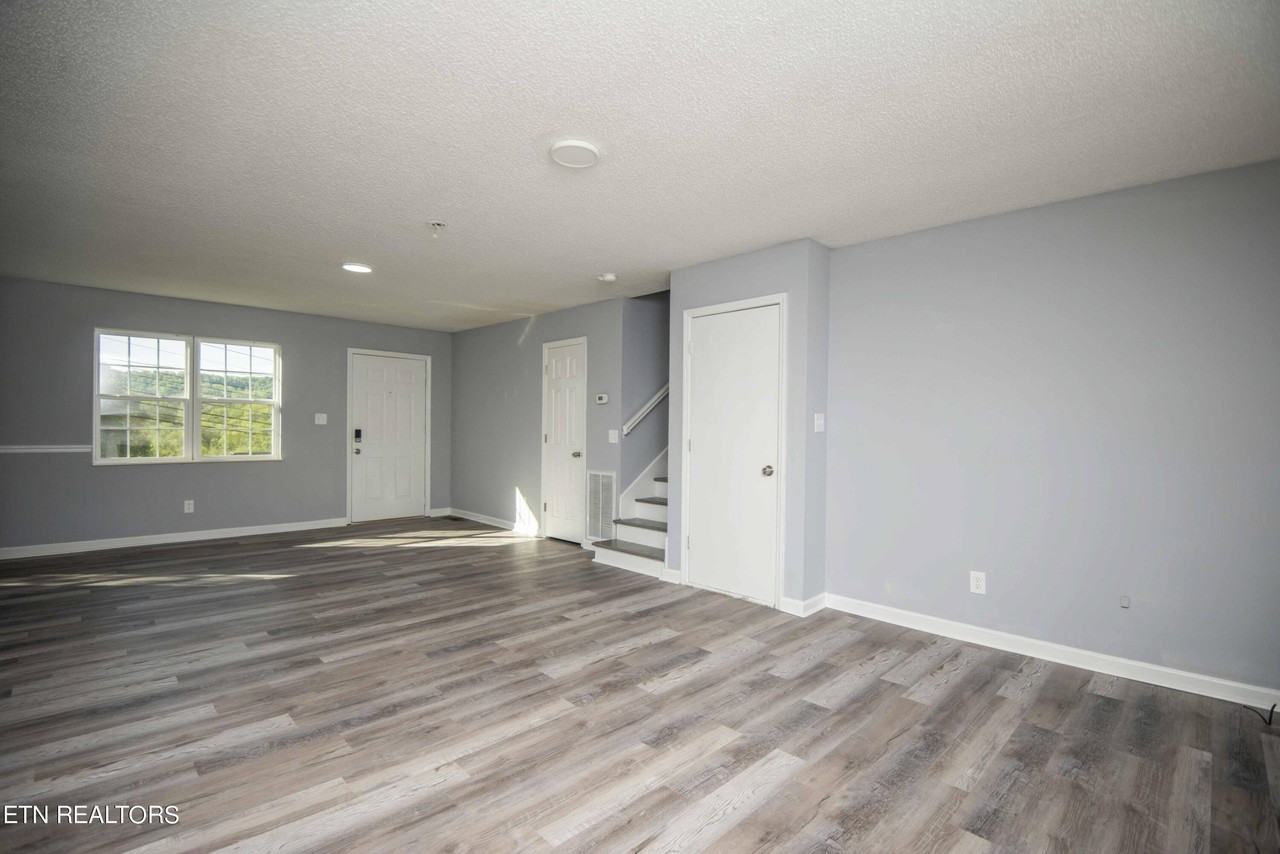 1109 E Emory Rd - Photo 6 of 42