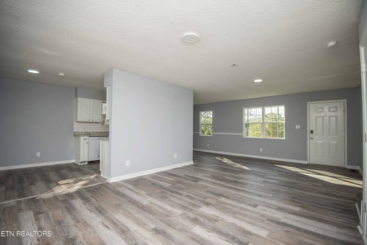 1109 E Emory Rd - Photo 7 of 42