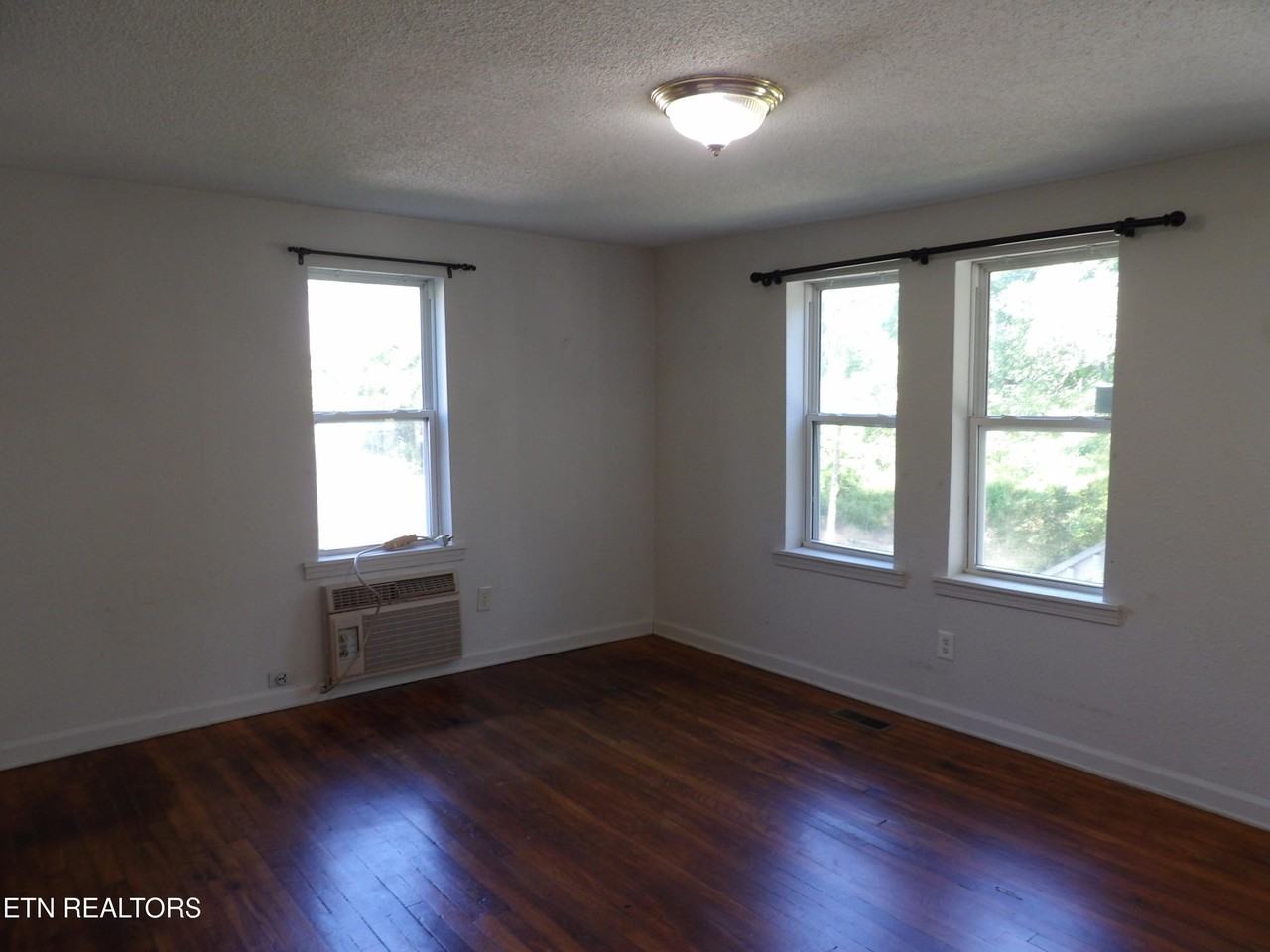 332 Cleveland St - Photo 6 of 18