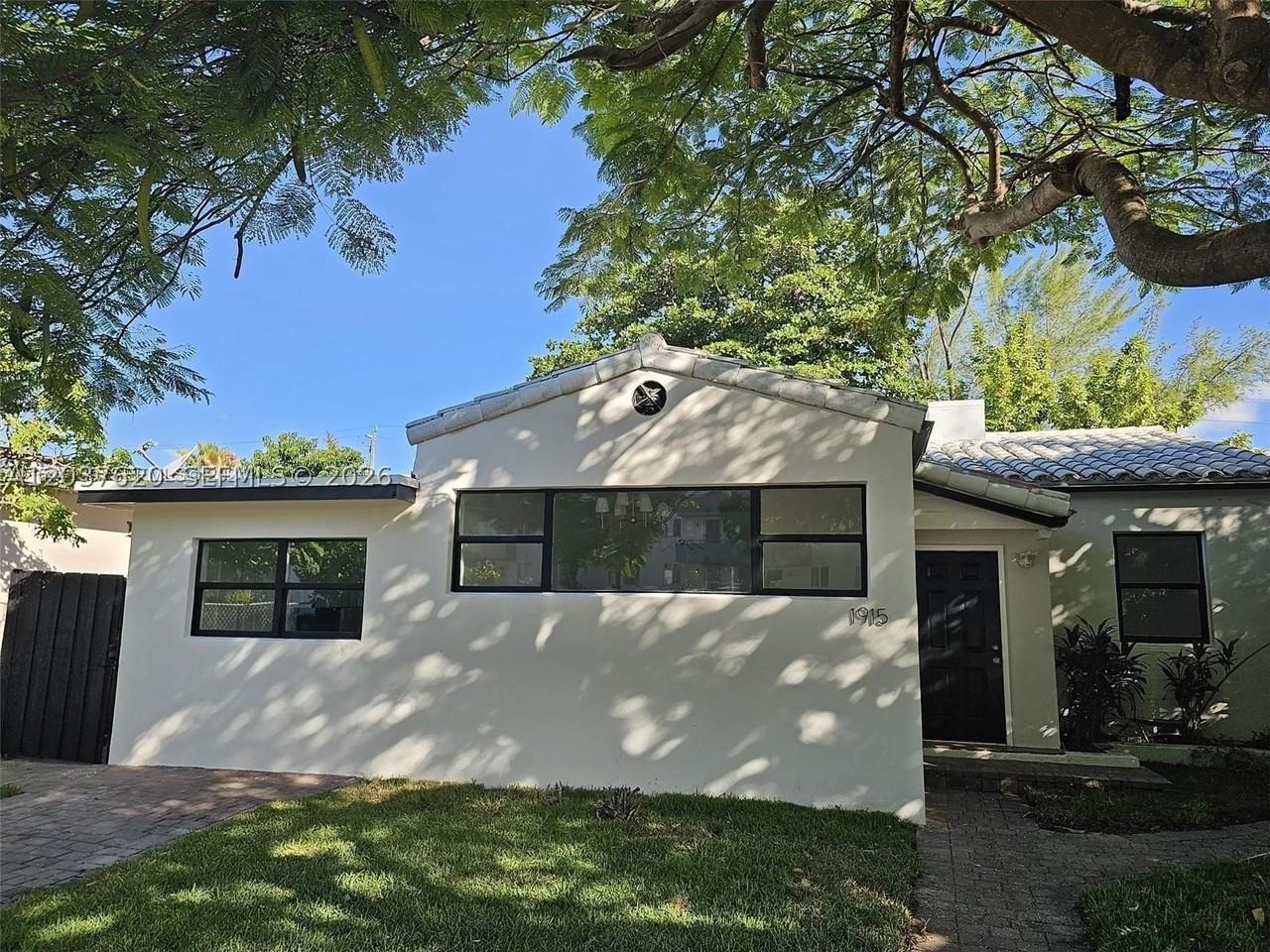 1915 Normandy Dr - Photo 2 of 16