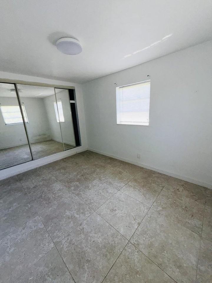 5755 Winfield Blvd - Photo 7 of 8