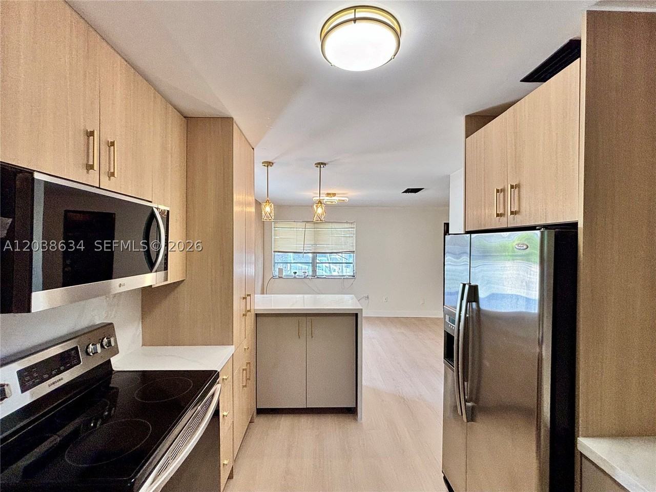 910 Sw 9th St - Photo 3 of 8