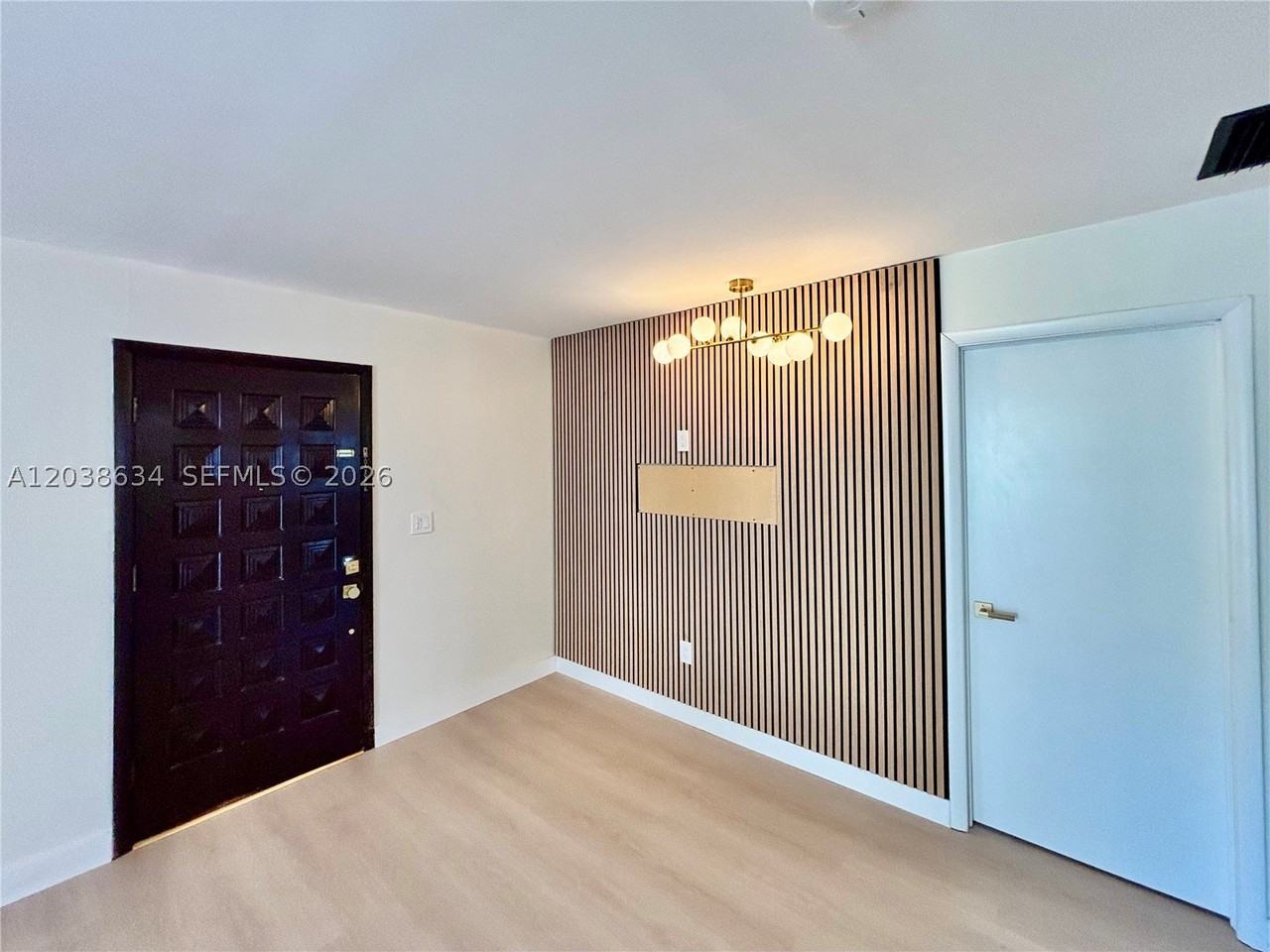 910 Sw 9th St - Photo 4 of 8
