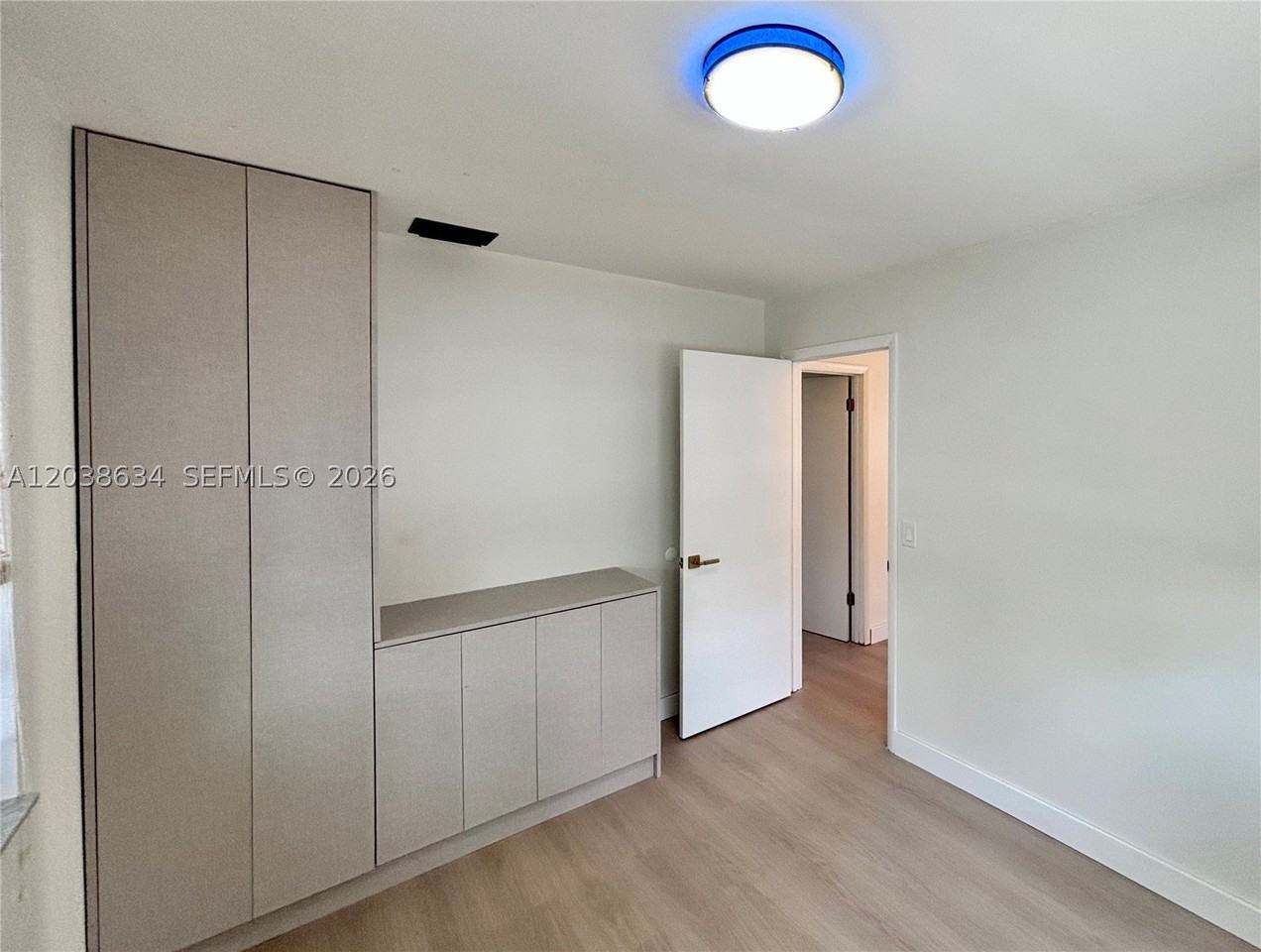 910 Sw 9th St - Photo 5 of 8