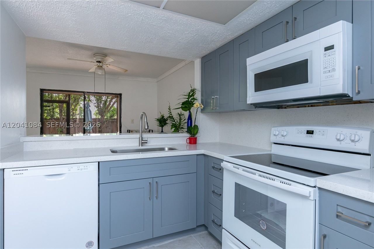 2513 San Remo Cir #2513 - Photo 3 of 26