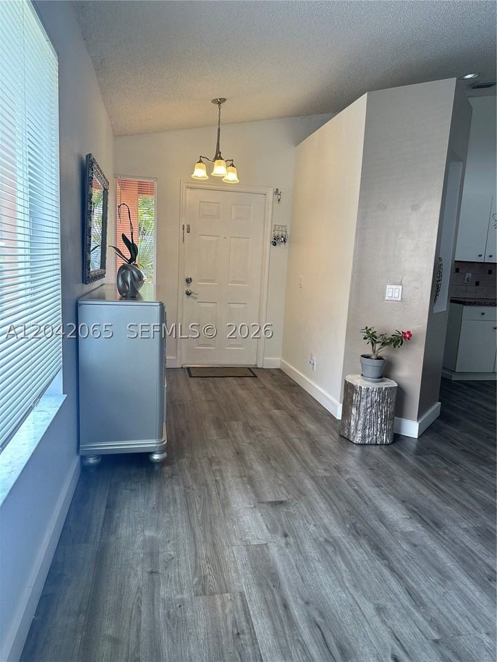 4025 Pine Ridge Ln - Photo 3 of 39