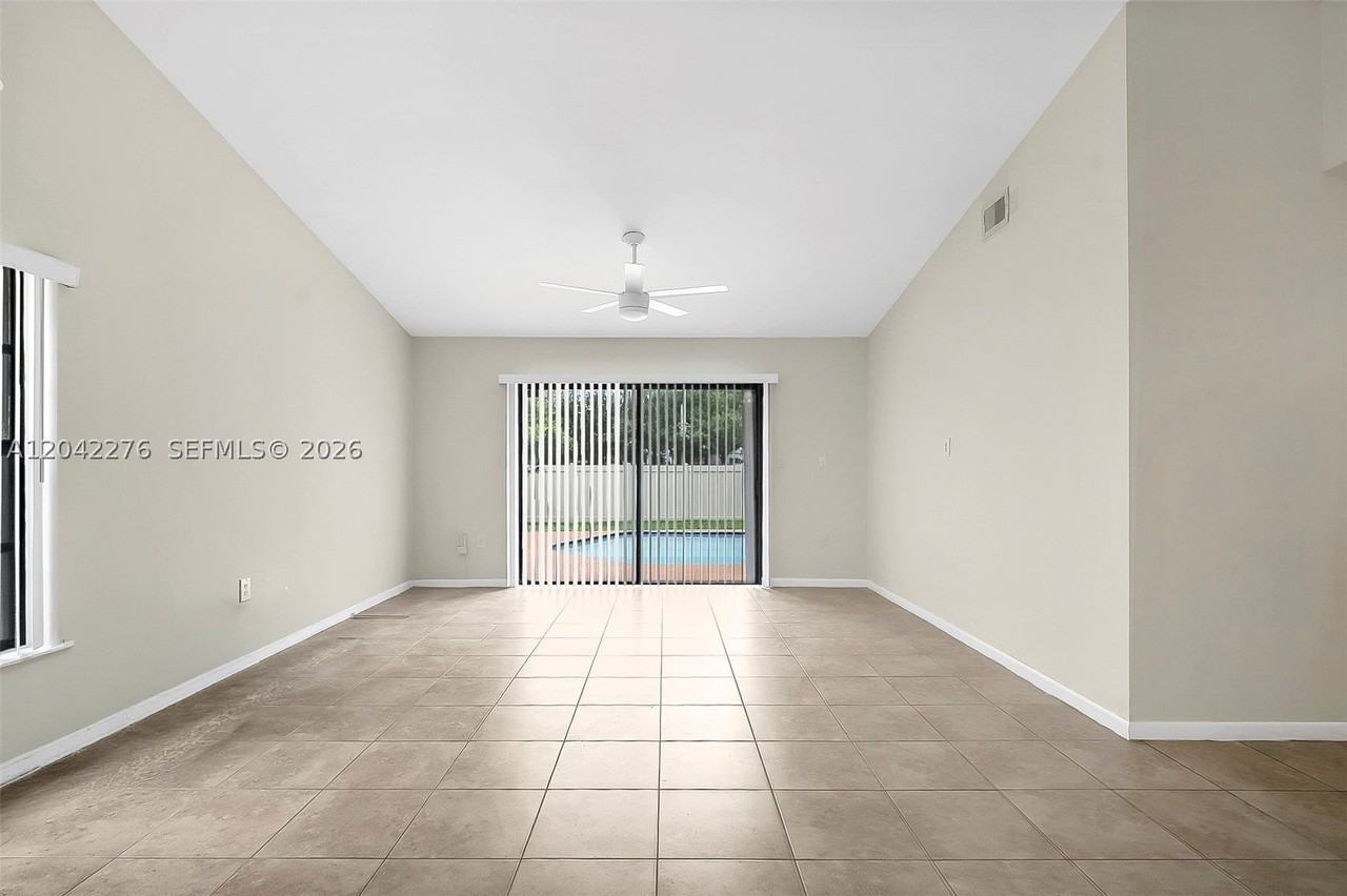 681 Thornridge Ave - Photo 4 of 37