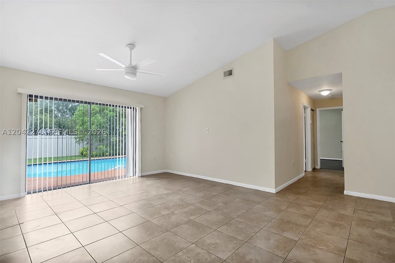 681 Thornridge Ave - Photo 5 of 37