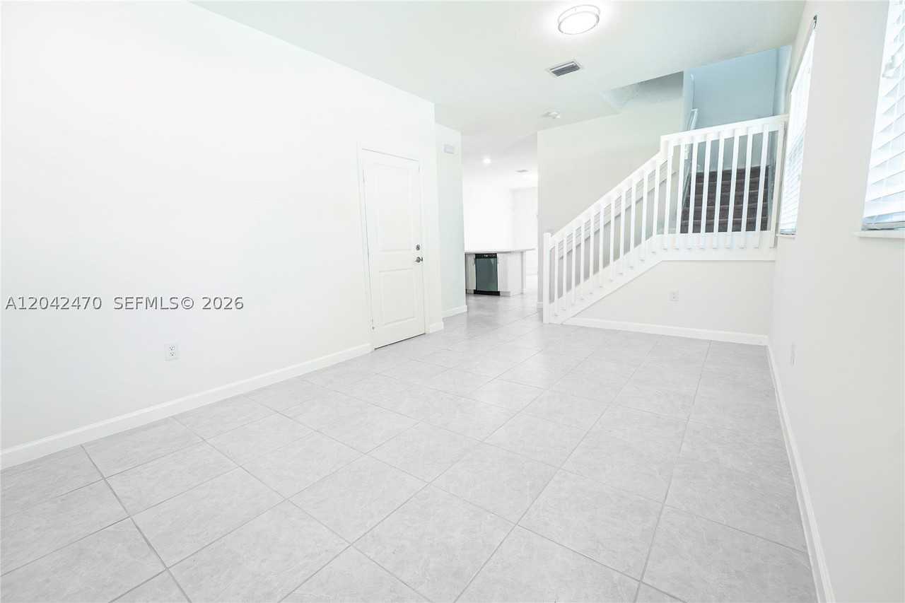 2630 Se 12th St - Photo 4 of 30